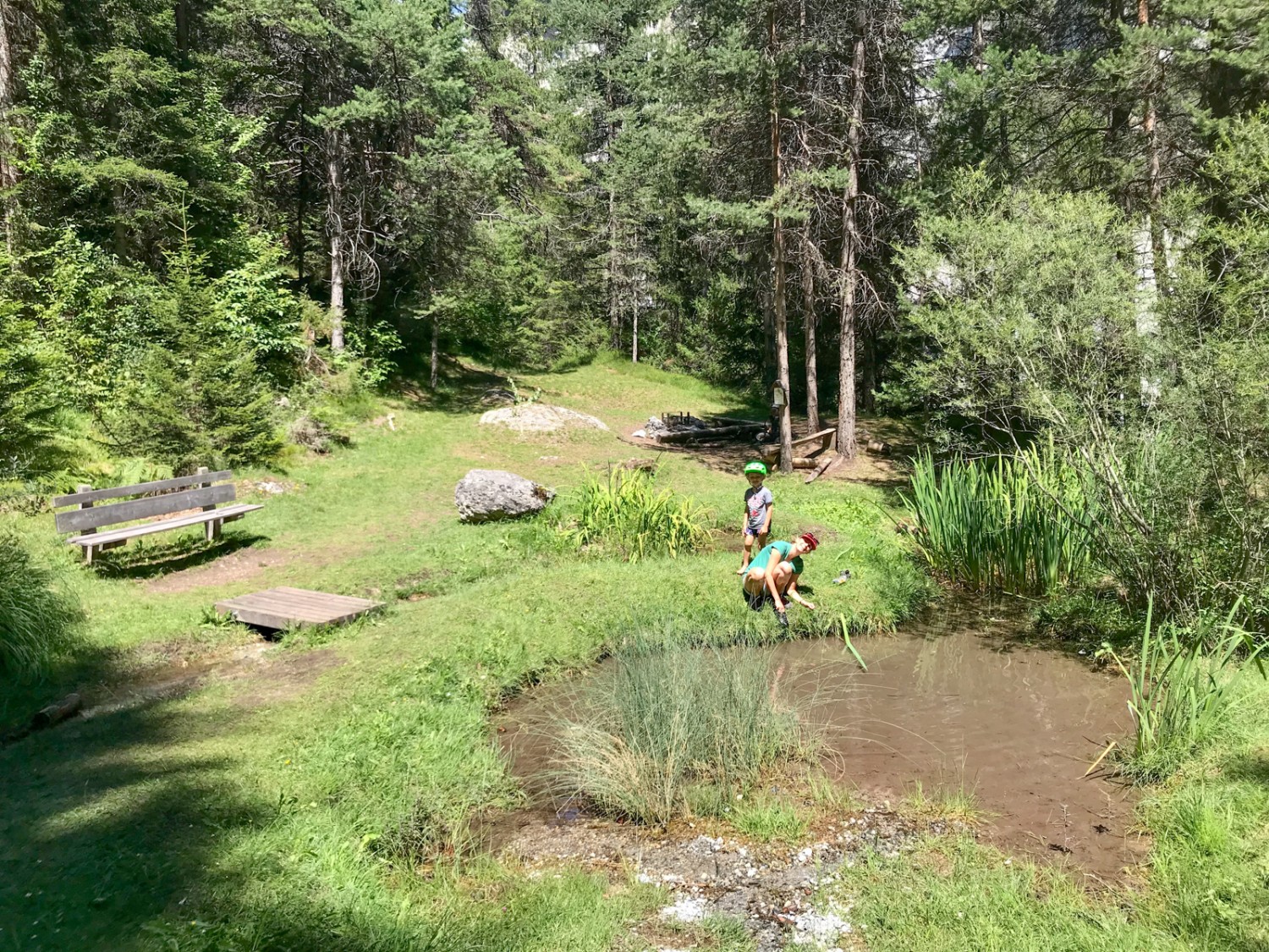 Wunderschöner Picknickplatz mit kleinem Seelein zwischen Laax und Valendas-Sagogn. Bild: Michael Roschi