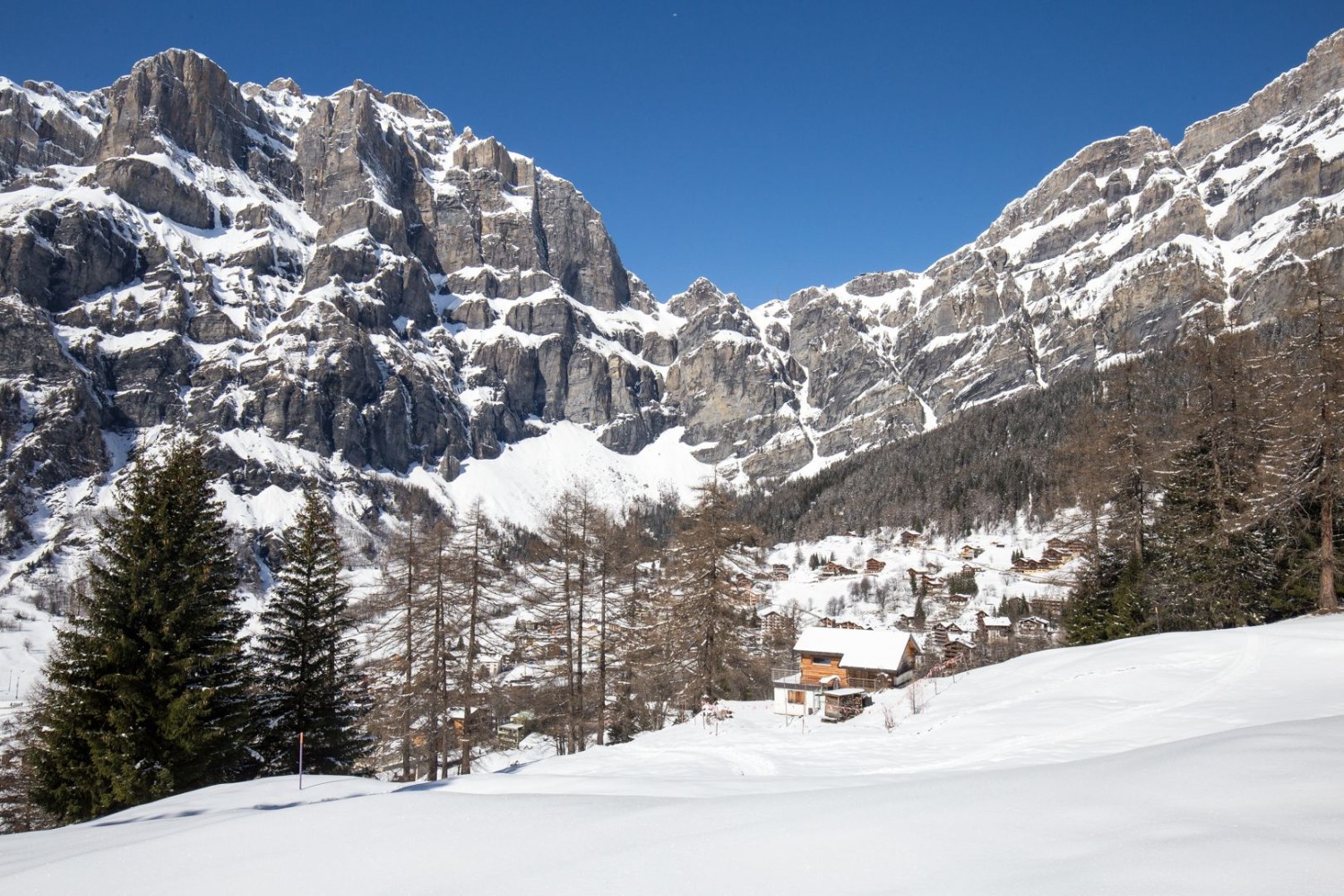 Vue sur Loèche-les-Bains à la sortie de la forêt, au niveau de Lompera.