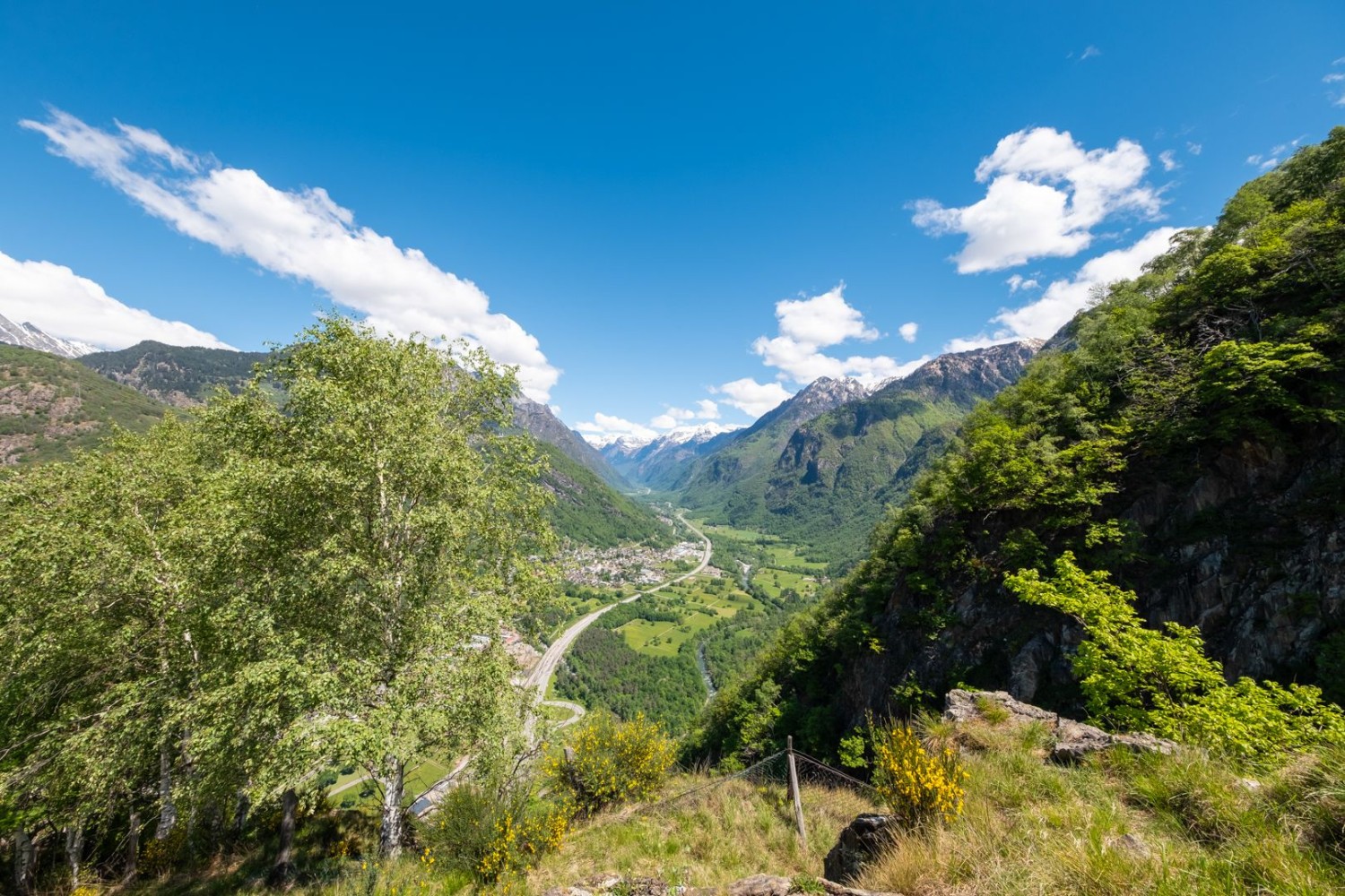 La Valle Mesolcina s’enfonce profondément dans les montagnes grisonnes et peut être pleinement admirée de la Torre Boggiano.