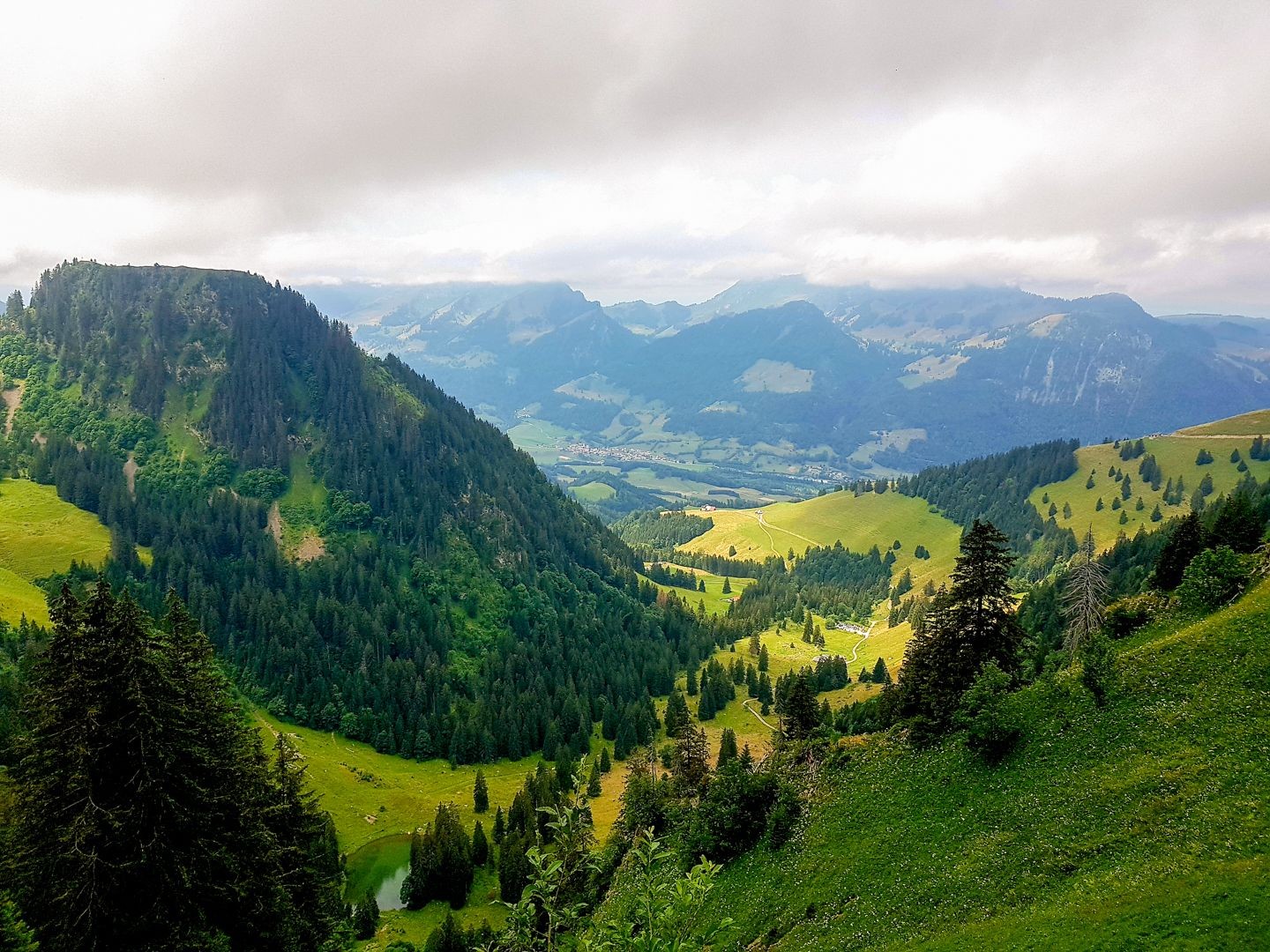 Beim Abstieg in Richtung Grandvillard fällt der Blick auf den tiefer gelegenen Lac de Coudré.