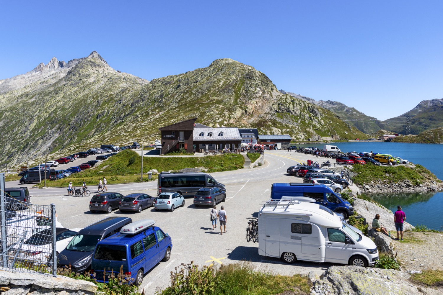 Der Grimselpass ist gleichzeitig Verkehrsader und Ausflugsziel. Bild: Franz Ulrich