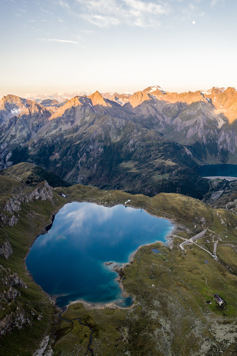 Tout en bas, le Lago Castel scintille. Photo: Jon Guler