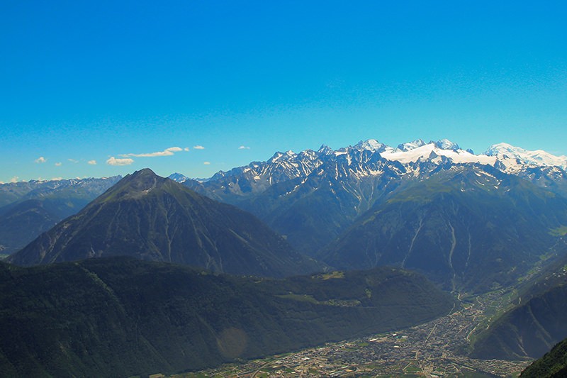 Der Catogne, die Pyramide links im Bild, gehört geologisch betrachtet zu den eisigen Kuppen des Mont-Blanc-Massivs. Bilder: Elsbeth Flüeler
