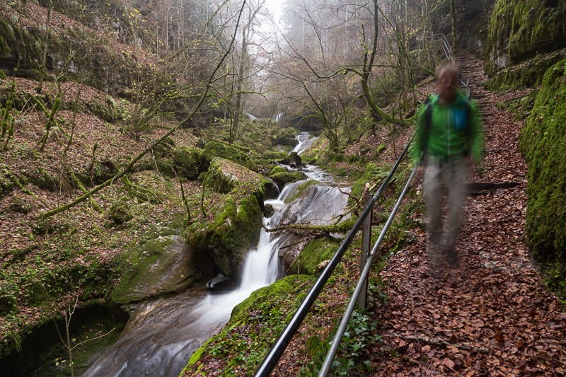 In der Twannbachschlucht führt der Wanderweg über Treppen und Stege dem Wasser entlang. Moosbedeckte Felswände und Steinblöcke tragen zur mystischen Stimmung bei. Bild: Markus Ruff