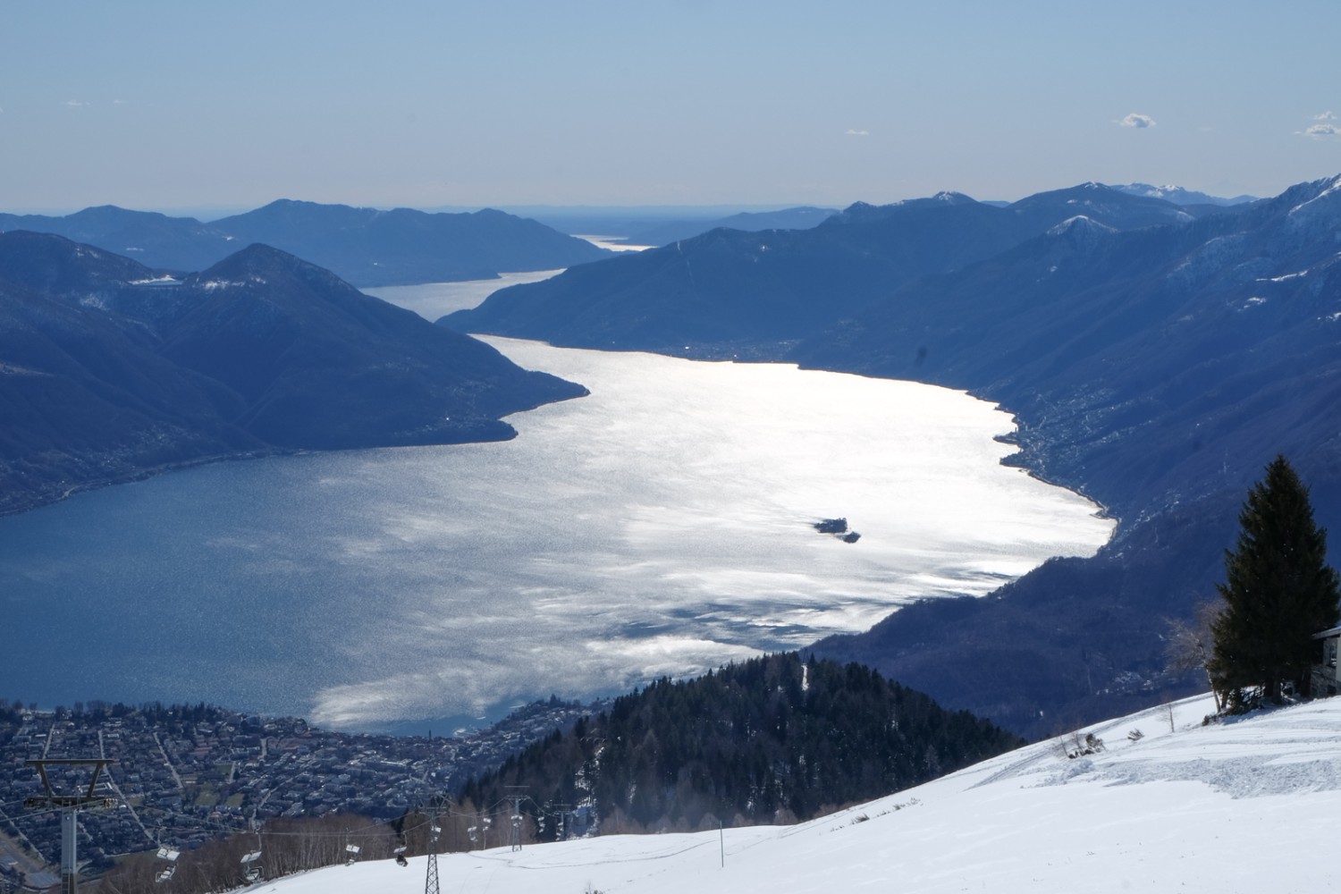 Später Nachmittag auf Cardada. Als hätte man eine silberne Folie über den Langensee gelegt.