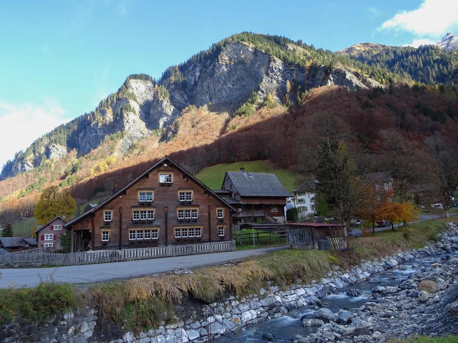 Im Dorf Weisstannen.