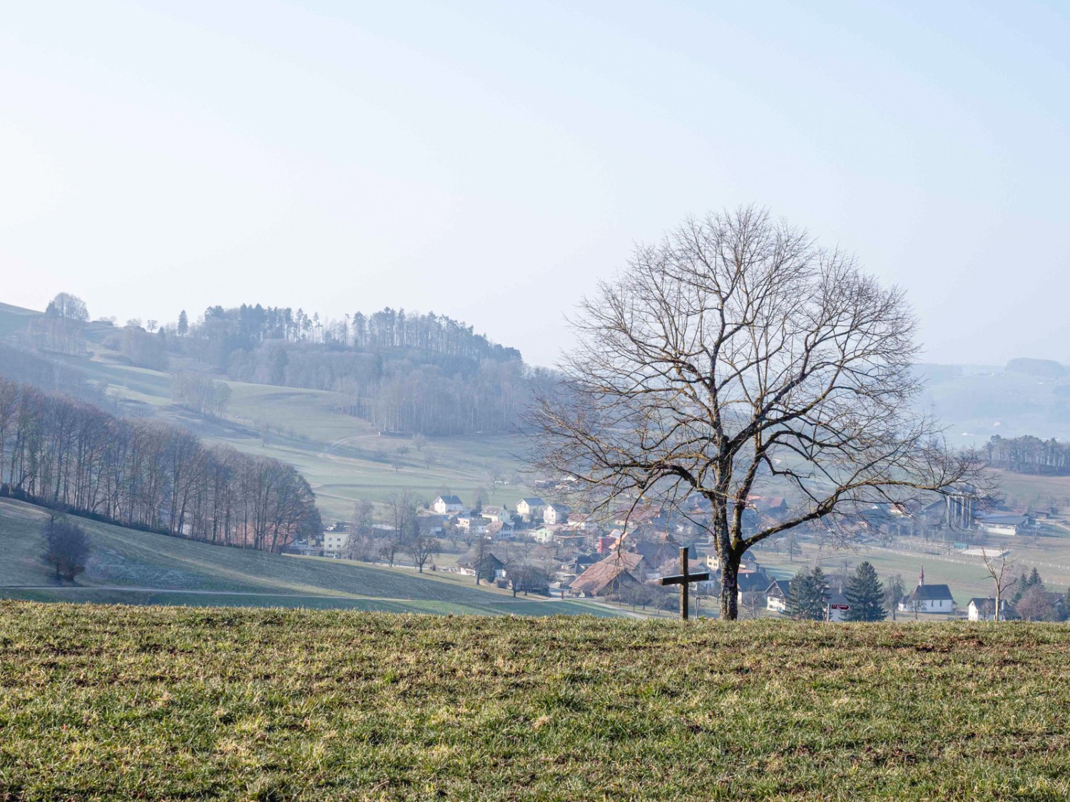 Vue sur le village de Kulmerau depuis Risi. Photo: Barbara Graber