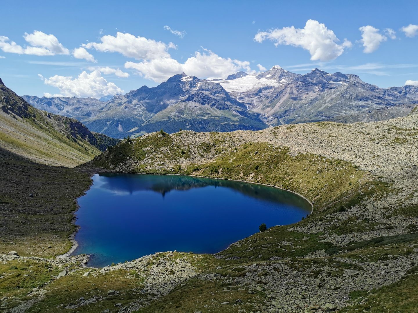 Der Aufstieg hat sich gelohnt. Blick auf den unteren Lagh dal Teo. Gegenüber der Piz Palü mit dem Vadret da Palü (Palügletscher).