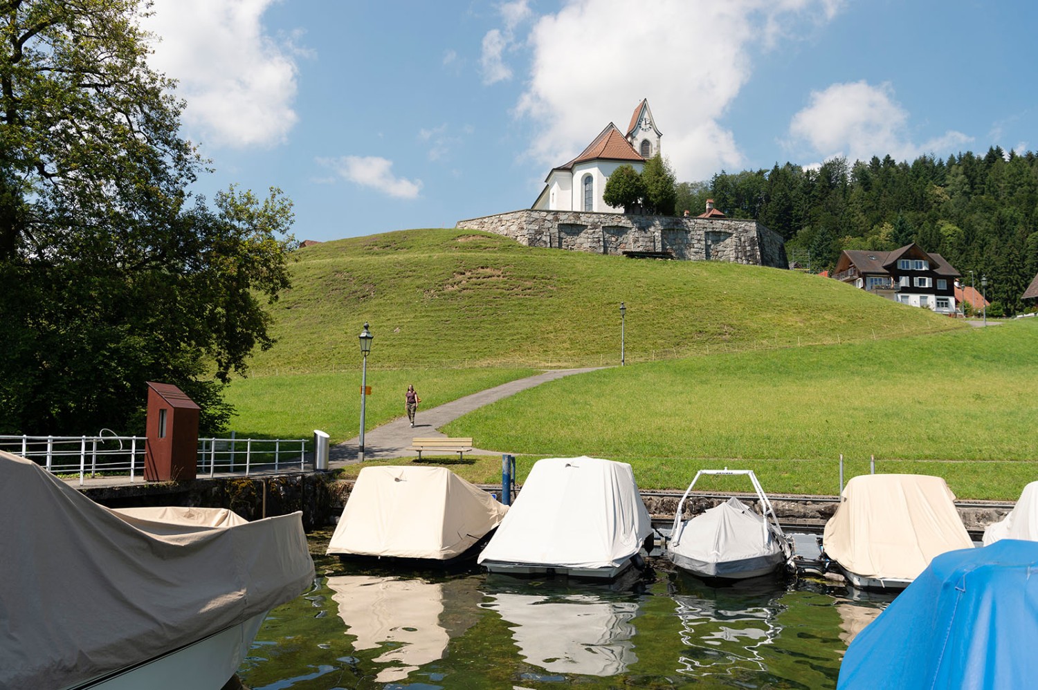 La chapelle de la paroisse Sainte-Vérène est proche de l’embarcadère de Risch. Photo: Raja Läubli