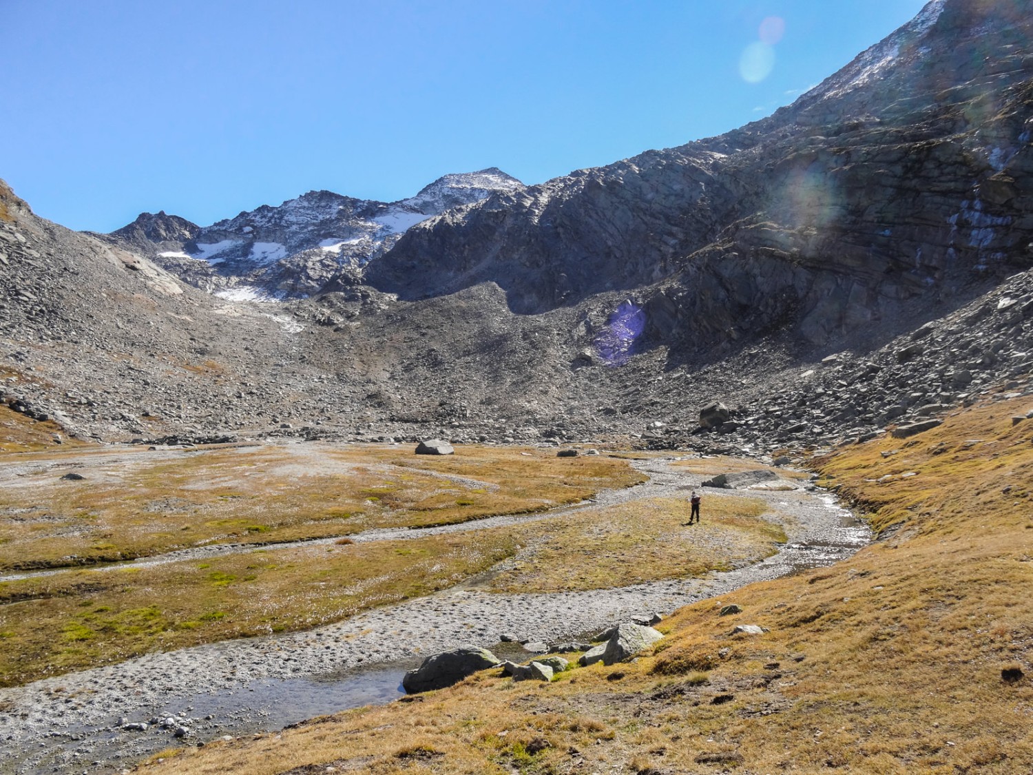 Auf Tälliboden lässt es sich vor dem letzten Aufstieg auf den Pass noch rasten. Bild: Vera In-Albon