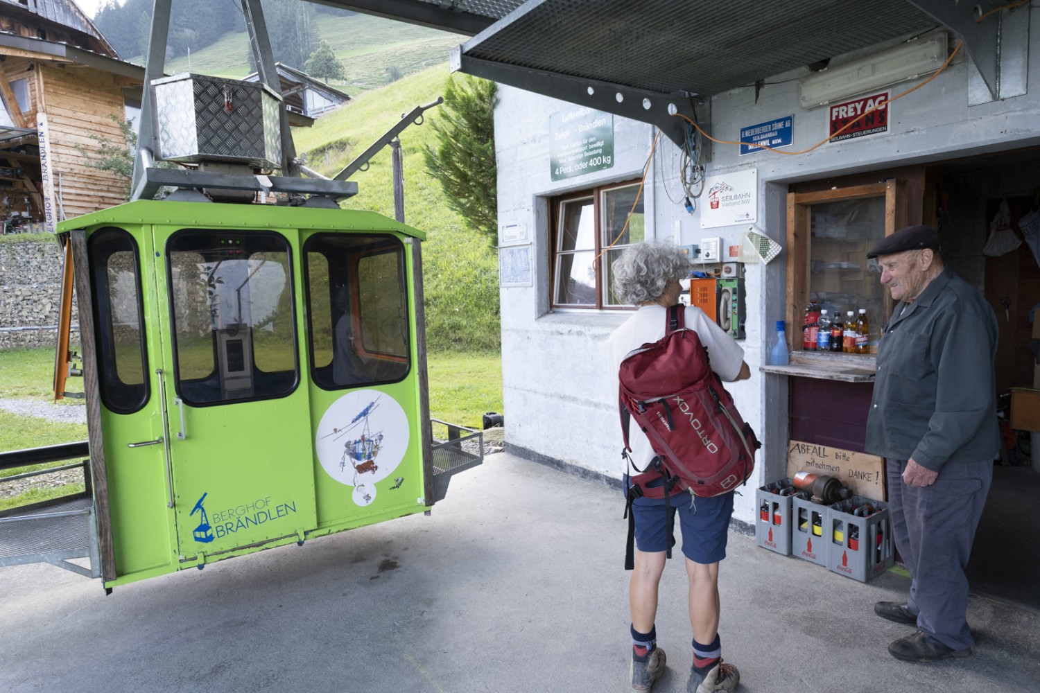 Die Wanderung beginnt mit der Fahrt auf die Brändlen. Die Seilbahnkabine ist grün. Bild: Markus Ruff