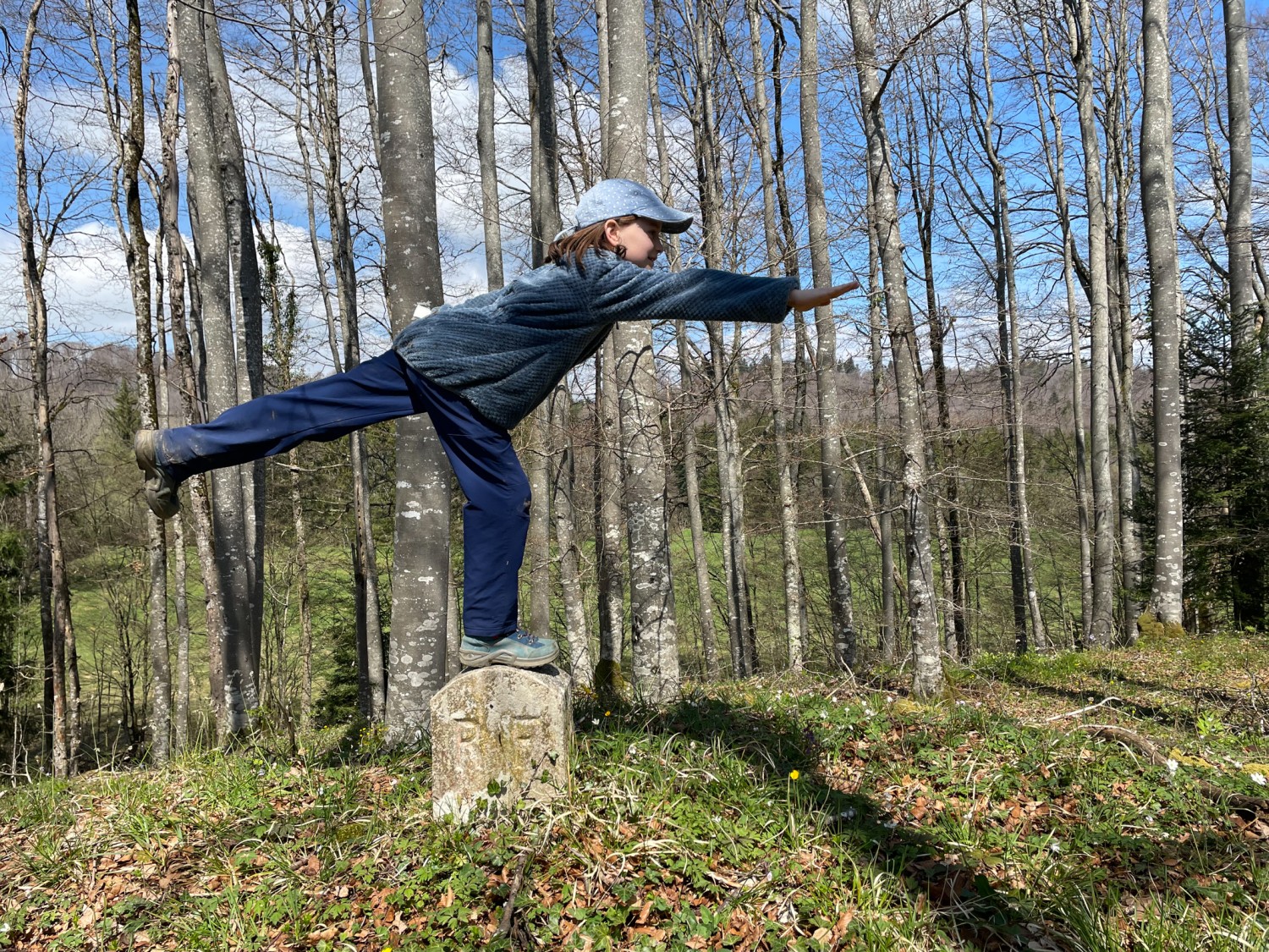 En équilibre sur la frontière. L’une des quelque 100 bornes. Photo: Rémy Kappeler