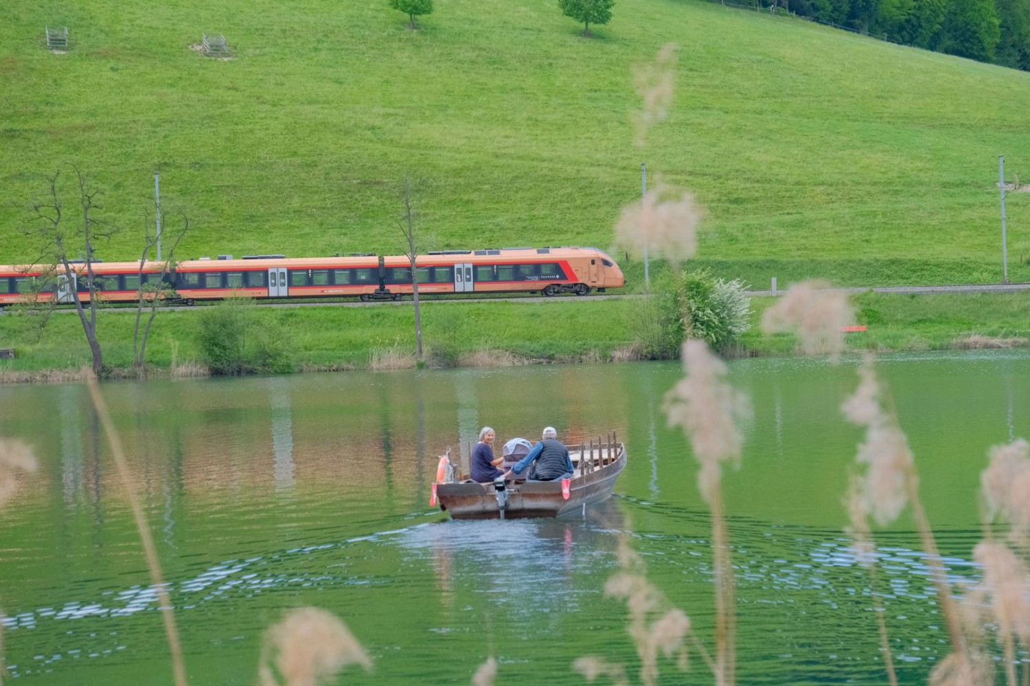 Tout au début, la randonnée urbaine passe devant l’embarcadère du bac du Rotsee, riche d’une histoire de 600 ans.