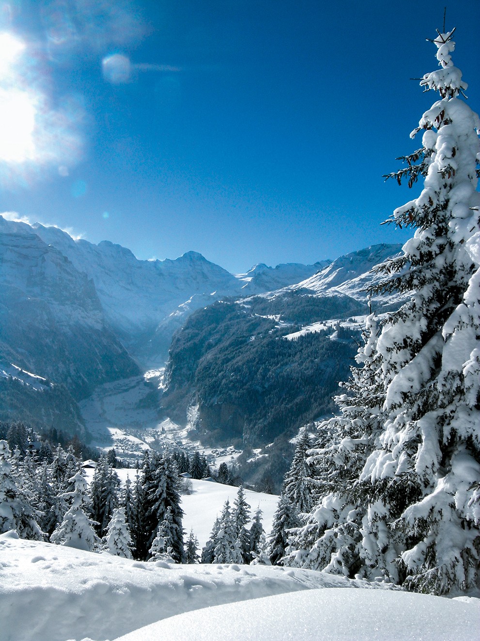 La magie de l’hiver au-dessus de Wengen avec vue dans la vallée de Lauterbrunnen.