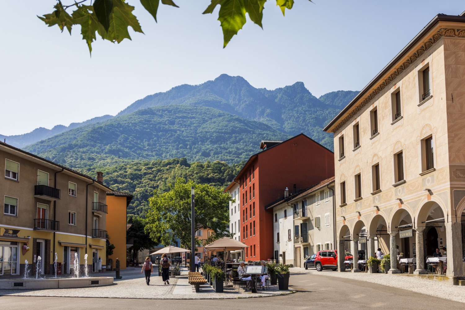 Dalla Piazza Grande di Giubiasco, si sale immersi nel verde. Foto: Severin Nowacki