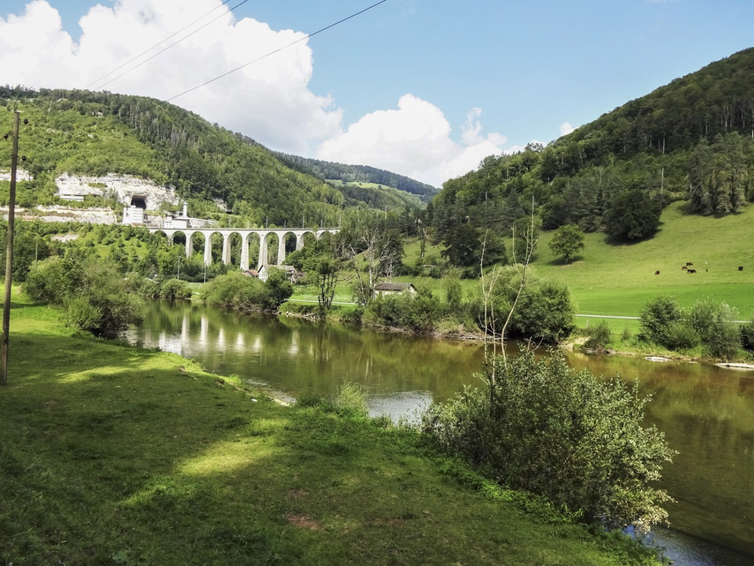 Une belle vue sur le viaduc ferroviaire de St-Ursanne avec, derrière lui, le trou, un vestige de la mine de chaux. Photo: Miroslaw Halaba