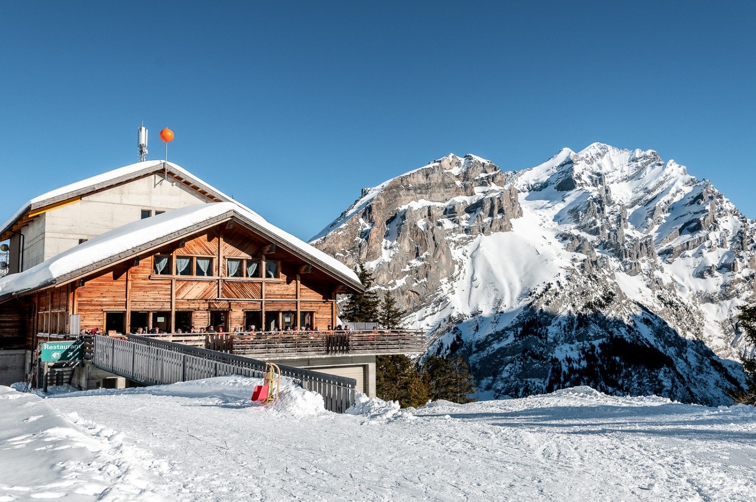 Das Bergrestaurant Sunnbüel mit dem Doldenhorn dahinter. Foto: Fredy Joss