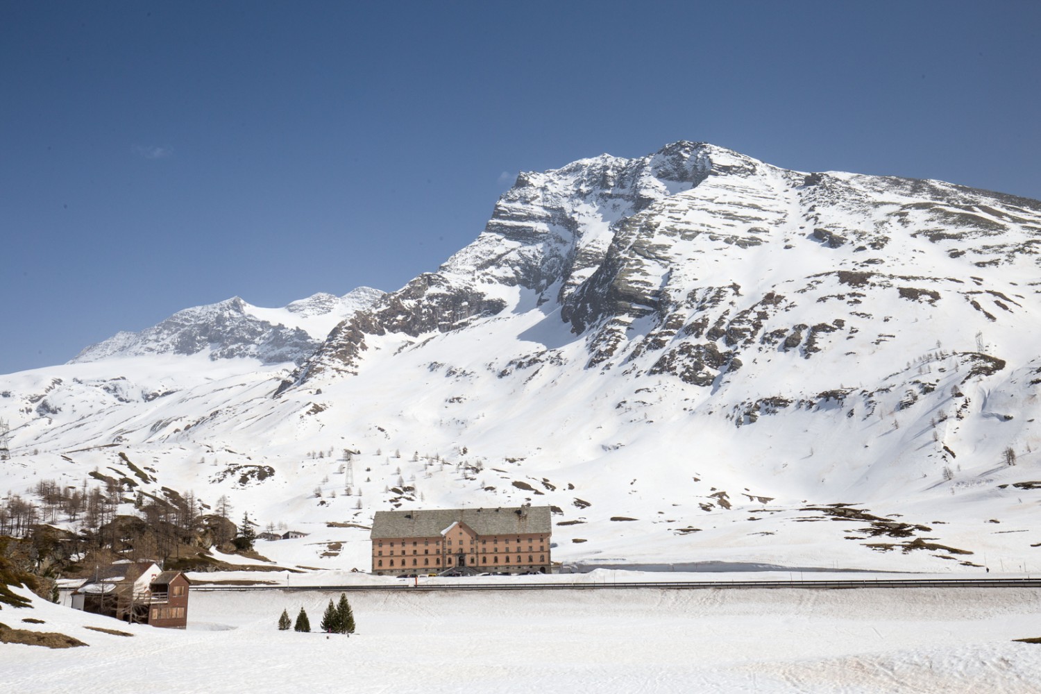 L’hospice du Simplon fut construit sur ordre de Napoléon. Il est à présent géré par les chanoines du Grand-Saint-Bernard et sert de lieu de retraite et d’hébergement. Photo: Daniel Fleuti