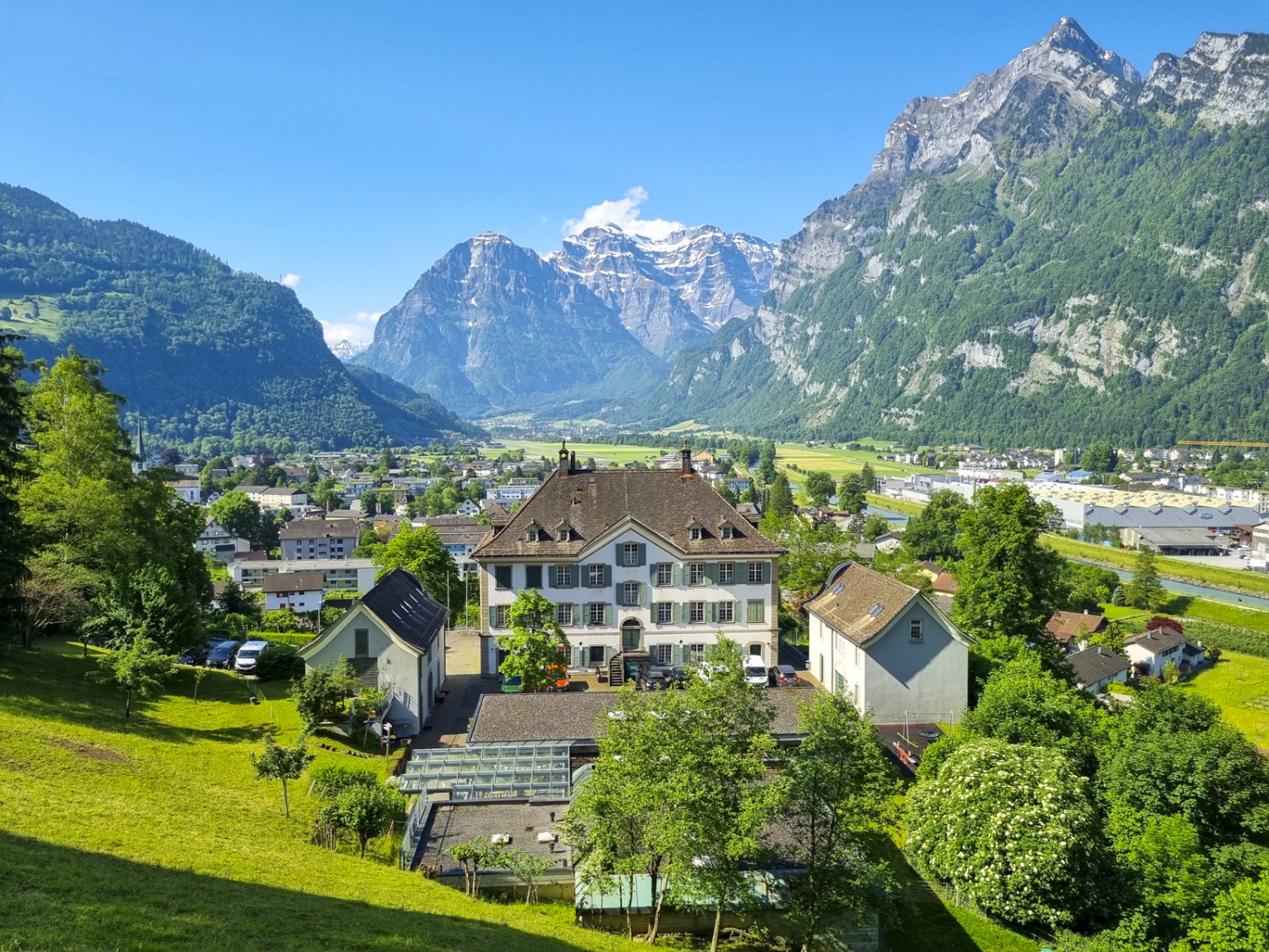 Blick über das Tal oberhalb von Mollis – im Hintergrund ist das Glärnischmassiv zu sehen. Bild: Simon Liechti