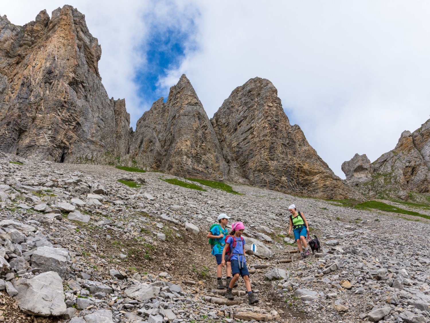 Les constructeurs de chemin se sont donné de la peine: des marches guident les pas dans le pierrier. Photo: Franz Ulrich