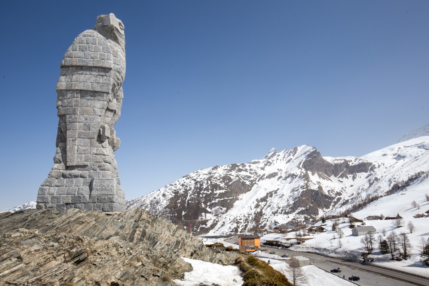 L’aigle du col du Simplon rend hommage à la brigade frontière 11. Photo: Daniel Fleuti