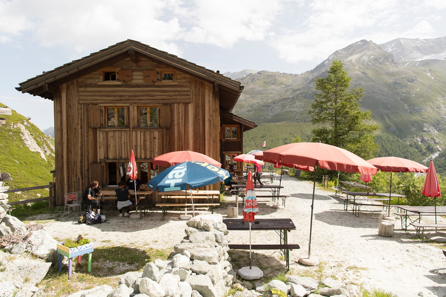 La terrasse de la cabane, un lieu où il fait bon se prélasser et jouer.