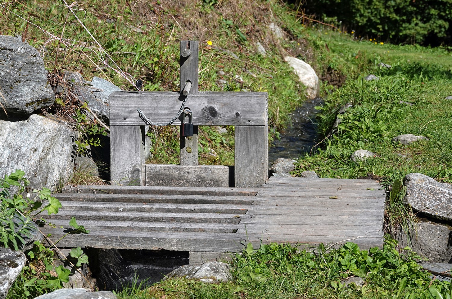 Ce robuste répartiteur en bois est chargé de distribuer l’eau du bisse.