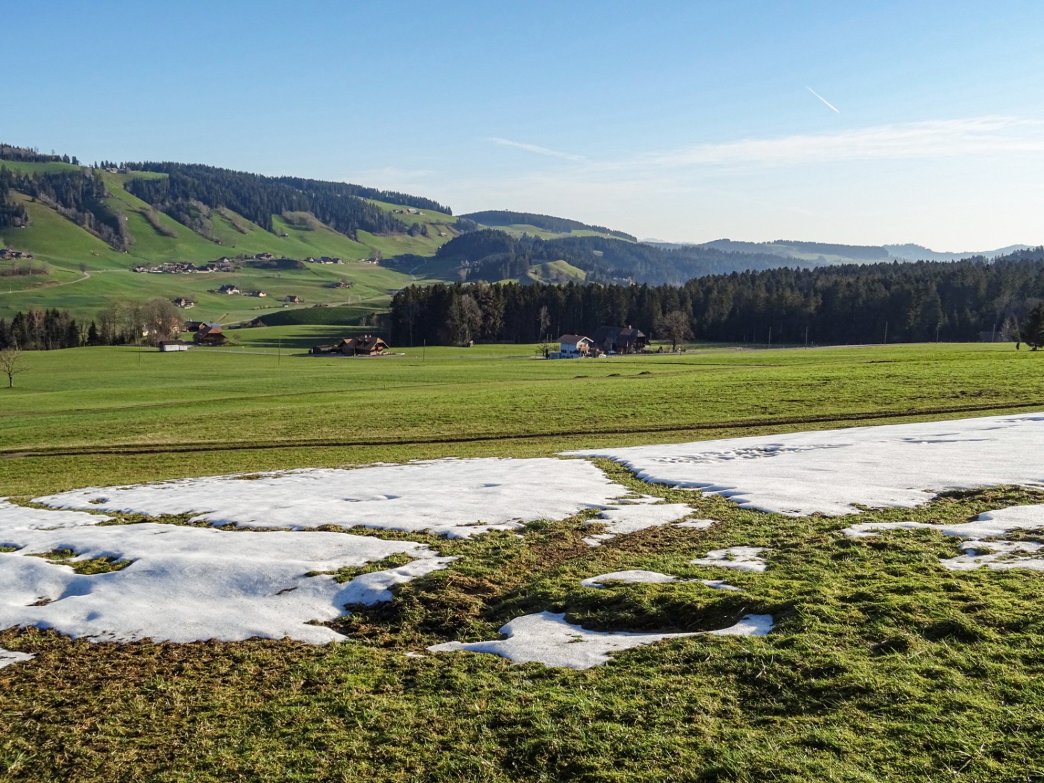 Vue sur la colline de Churzenberg et en direction de l’Emmental. Photo: Sabine Joss
