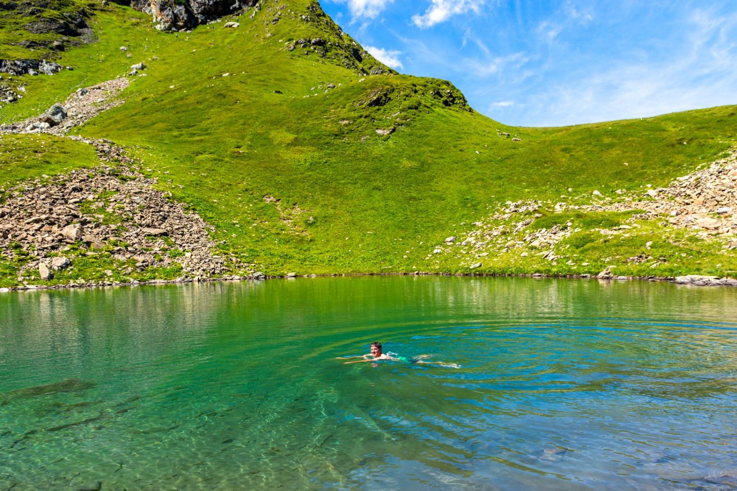 Das klare und kühle Wasser des Wäspenseelis lädt zum Bade.