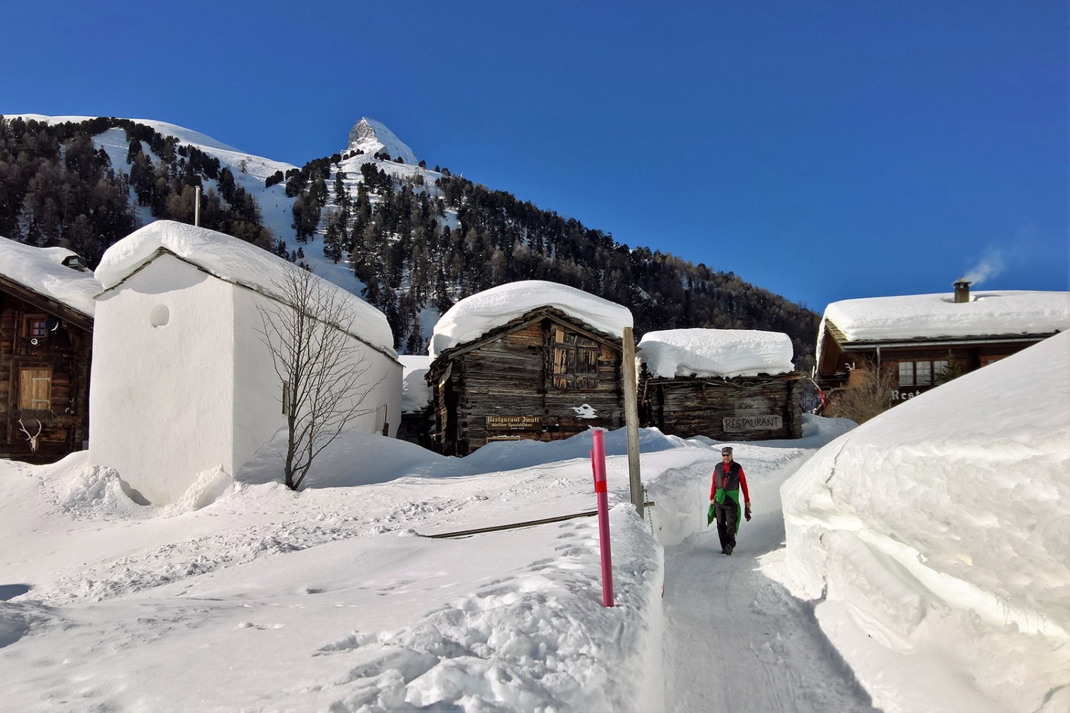 Dans le hameau de Zmutt, on aperçoit encore un bout du Cervin. Photos: Andreas Staeger