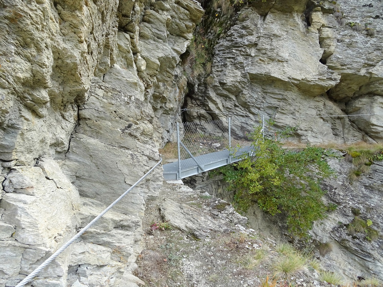 Du sentier longeant les rochers, les vues plongeantes sont légion. 