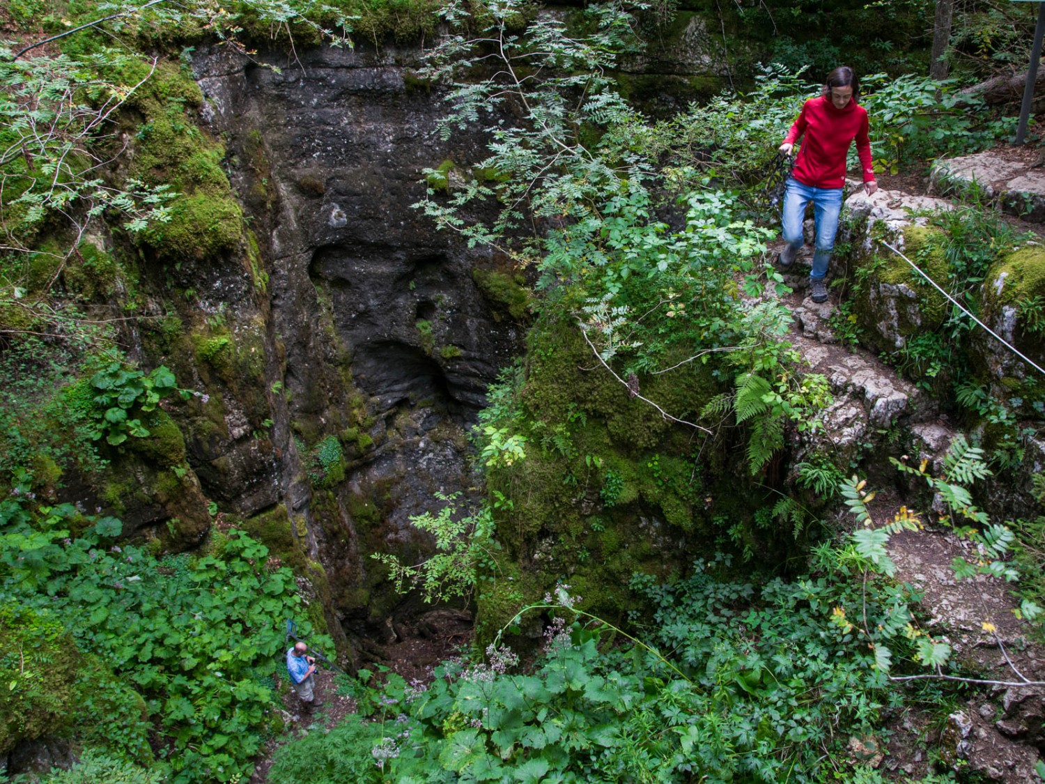 Mit jedem Meter Abstieg zur Höhle wird es kälter. Bild: Markus Ruff