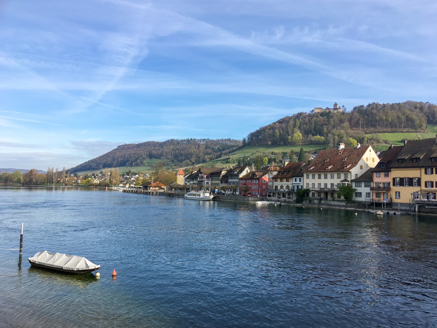 Un plongeon dans le Rhin à Stein am Rhein offre un rafraîchissement bienvenu après la randonnée. Photo: Claudia Peter