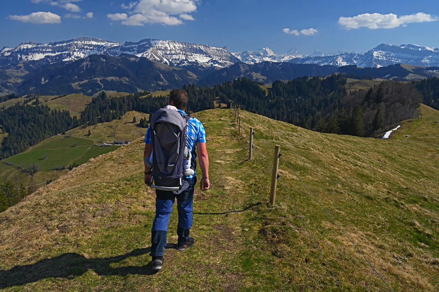 Auf der Wanderung blickt man zur Schratteflue.