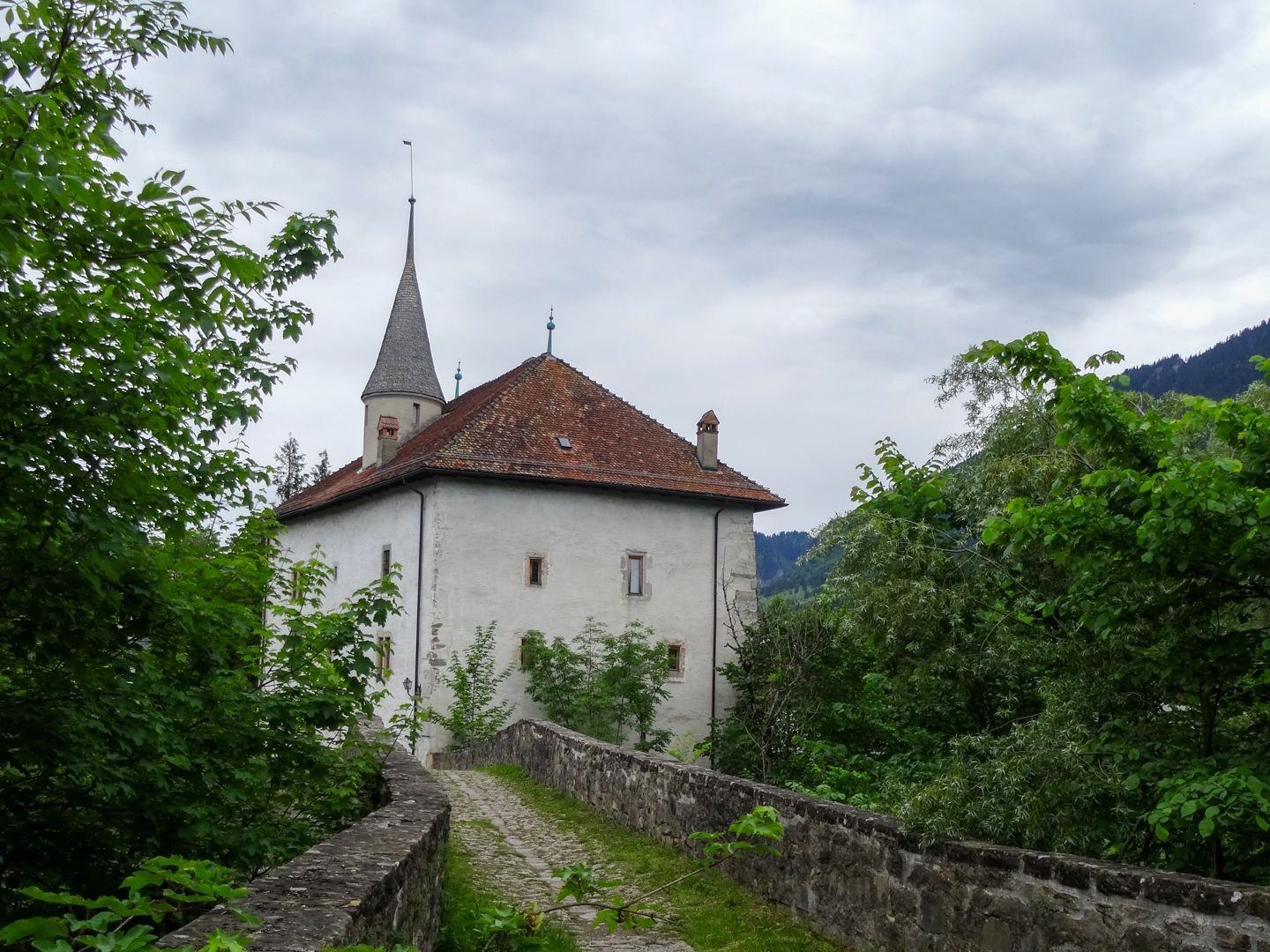 Le Château d’En-Bas, à Broc, et son pont historique