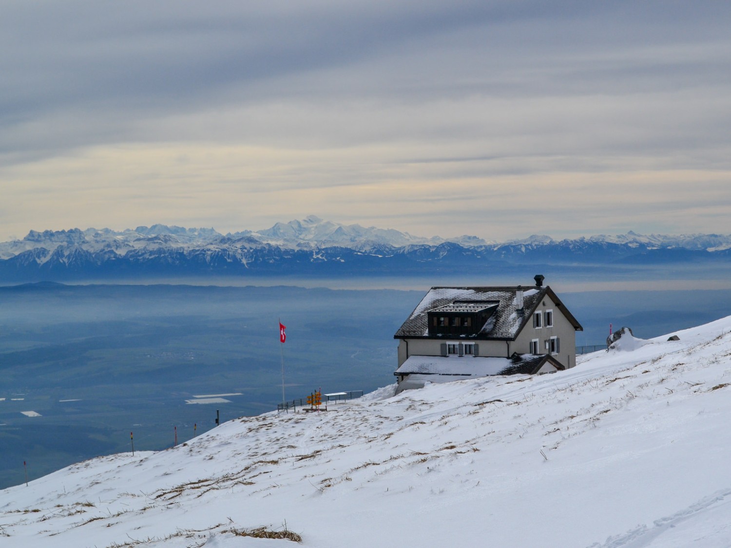 Über dem Hotel Chasseron erhebt sich der Mont Blanc.
