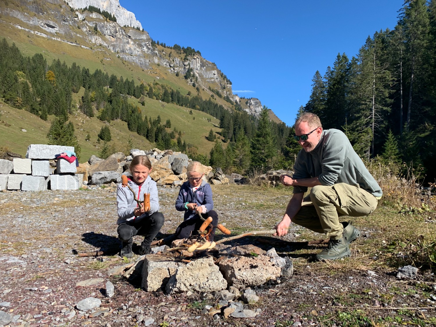 Kurz vor der Kantonsgrenze zwischen Uri und Glarus befindet sich ein geeigneter Grillplatz für die Mittagsrast. Bild: Monika Leuenberger