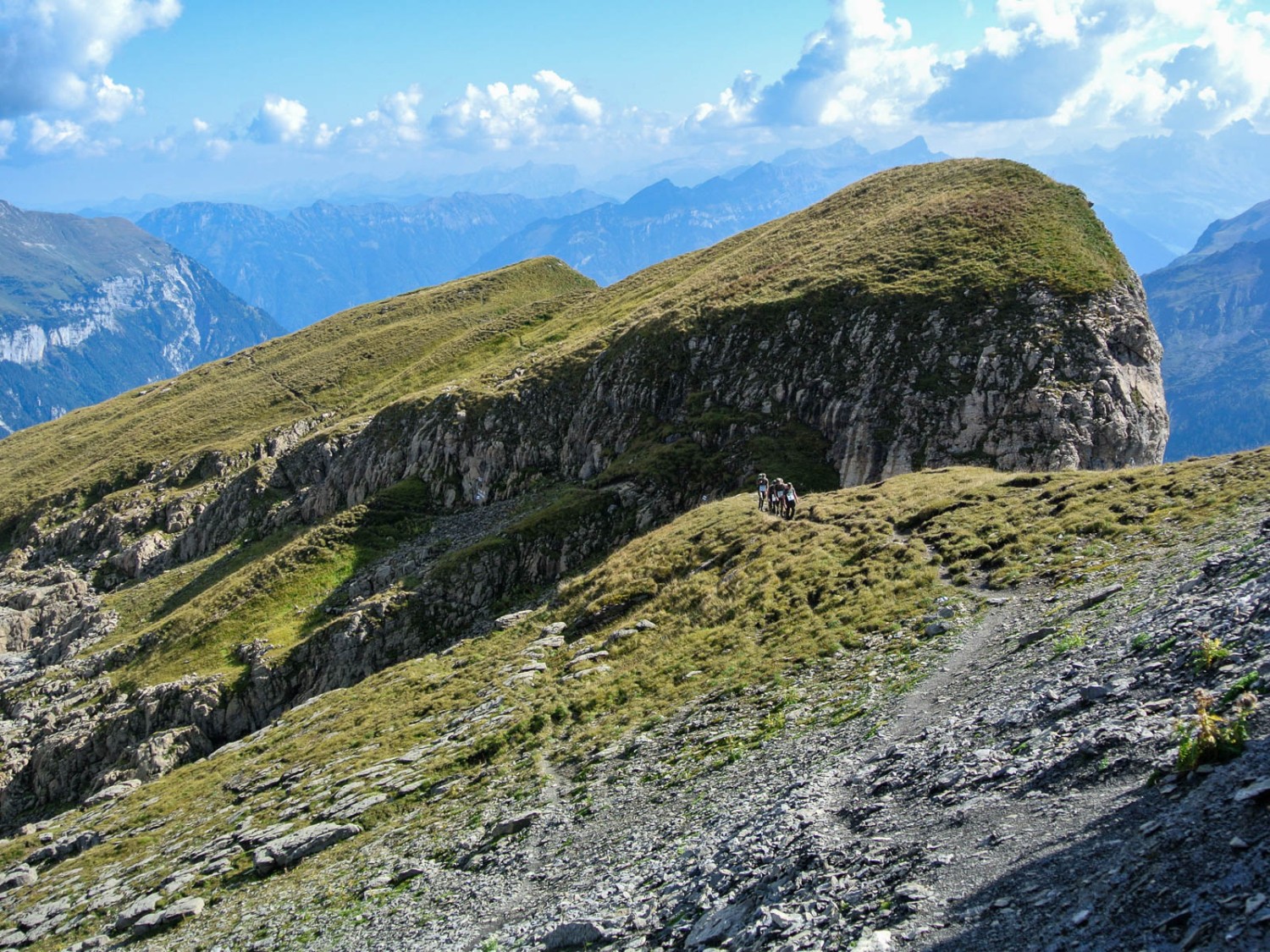 Flache Partie auf dem Oberalper Grat. Doch neben dem Weg geht’s steil hinab. Bild: Rémy Kappeler