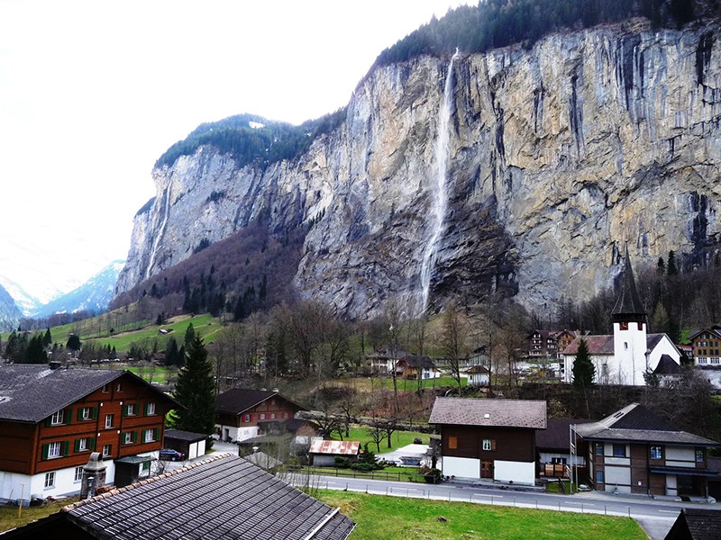 Der Staubbachfall hinter dem Dorf Lauterbrunnen. 
Bild: U. Sumi/H.Schüpbach, KGS