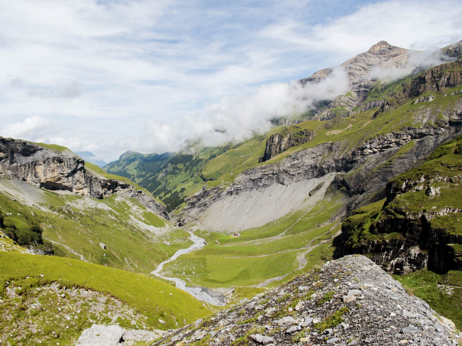 Übergang von der traditionellen Alpwirtschaft in eine karge Urlandschaft. Foto: Raja Läubli