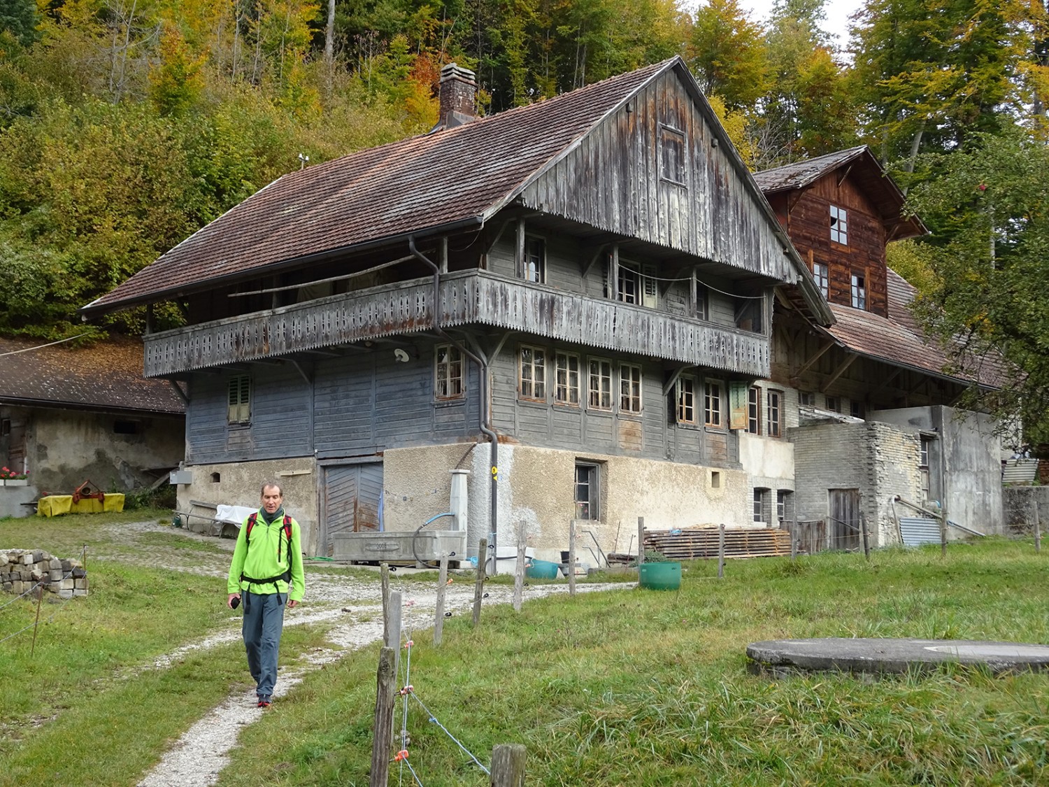 Alte, ehrwürdige Häuser säumen den Wanderweg, wie hier unterhalb von Beniwil.