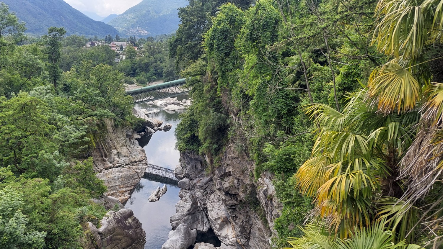 Von der Brücke bei Ponte Brolla hat man einen spektakulären Blick hinunter in die Schlucht der Maggia. Bild: Tatjana Häuselmann