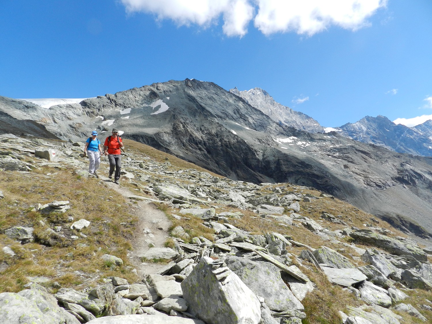 Les randonneurs redescendant de la cabane de Tracuit sont presque surpris de retrouver la verdure.