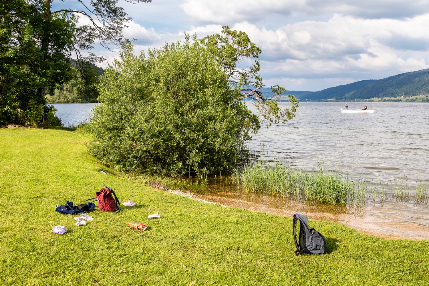 Après l’effort de la randonnée, le réconfort d’une trempette dans le lac de Joux.