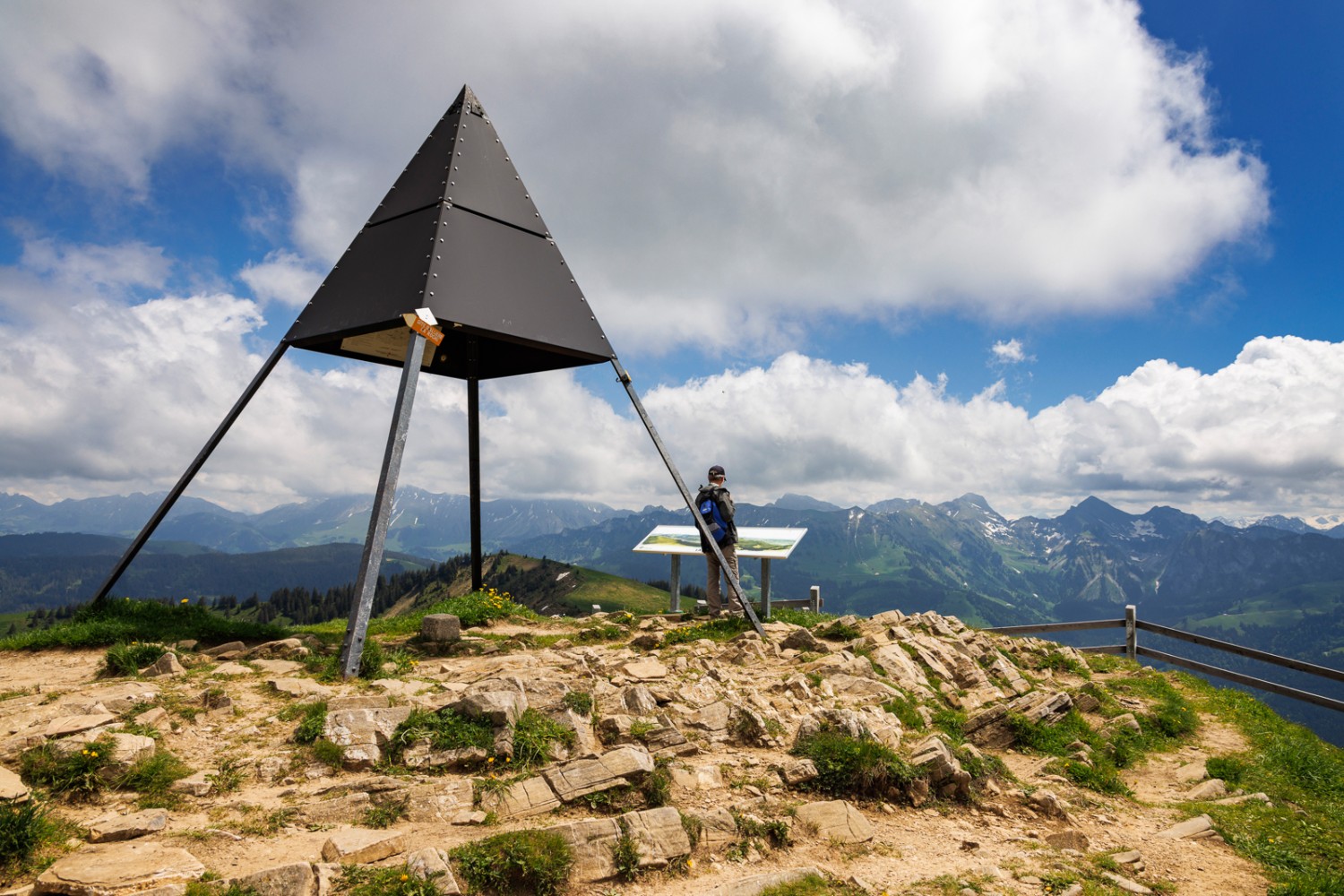 Une montagne visible de loin, ce qui explique la présence d’un point de triangulation. Photo: Severin Nowacki