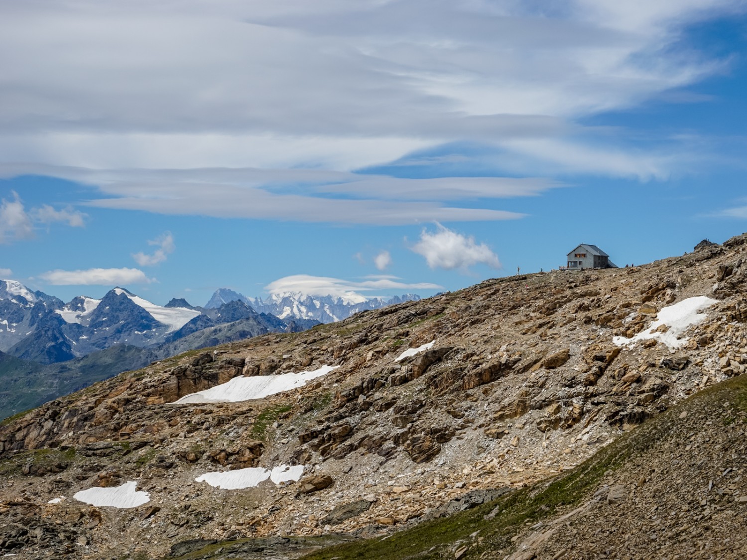 Vom Col des Becs de Bosson ist die Cabane des Becs de Bosson zu sehen. Am Horizont erscheint bereits das Mont-Blanc-Massiv. Bild: Fredy Joss