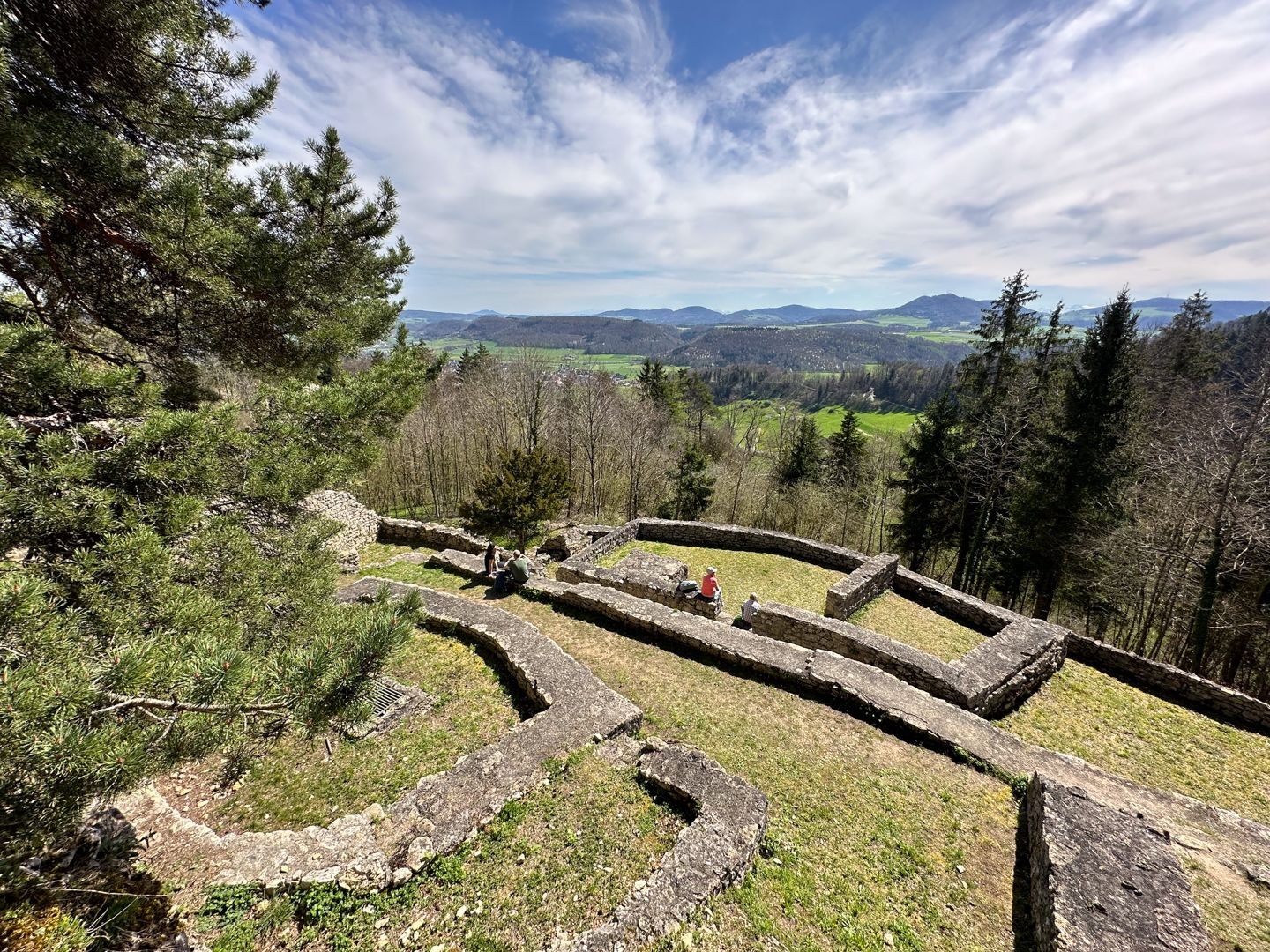 Die Bergruine Alt Tierstein eignet sich gut für eine Picknickpause.