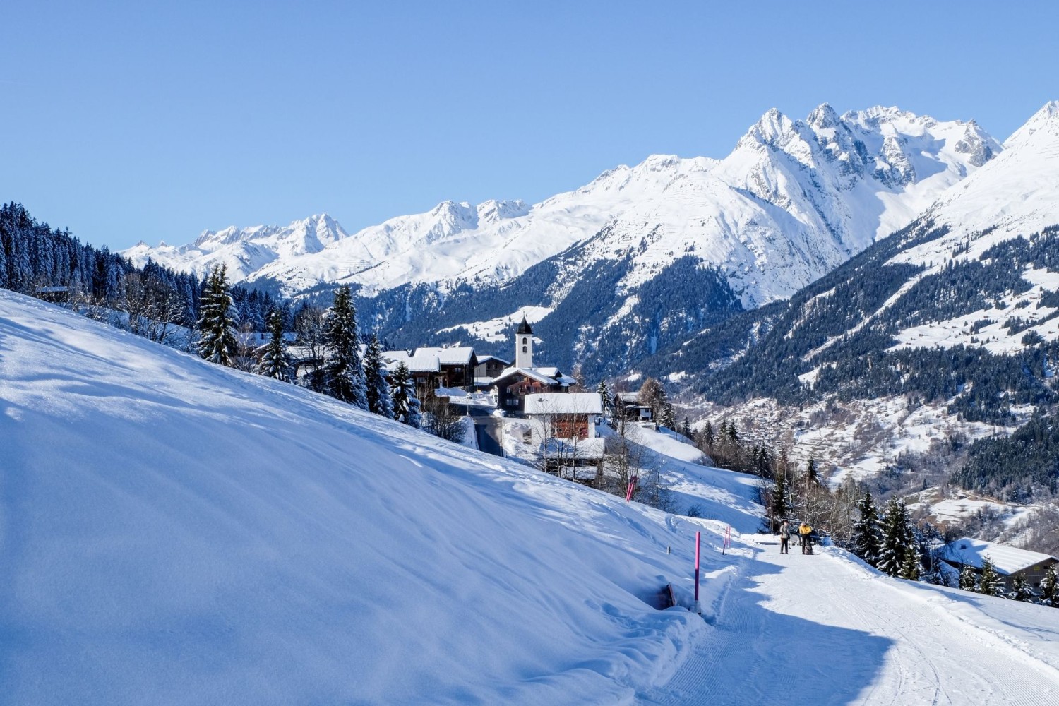 Der verschneite Weiler St. Martin ist das Ziel dieser Winterwanderung.