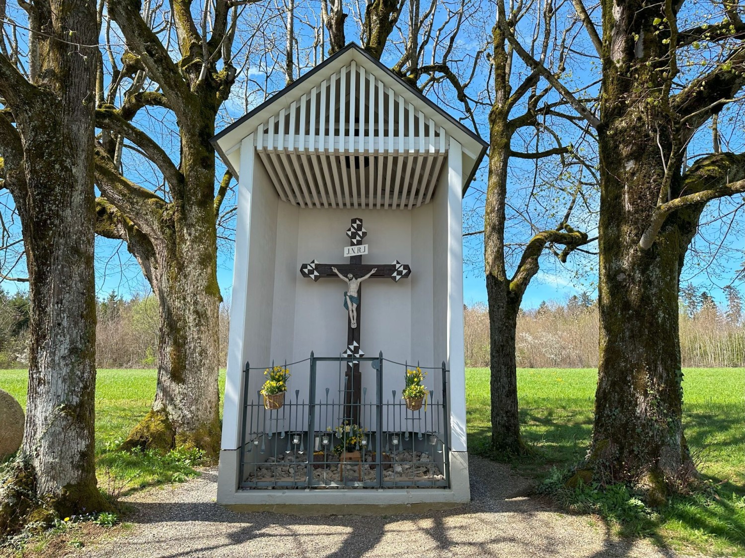 La croce commemorativa di Buschberg: un ben noto luogo di forza mistica.