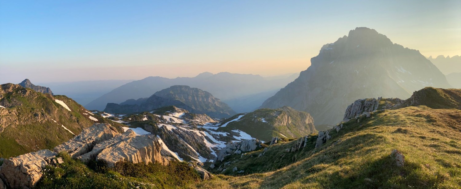 Lumière matinale au col de Rotärd. A droite, le Mürtschenstock.